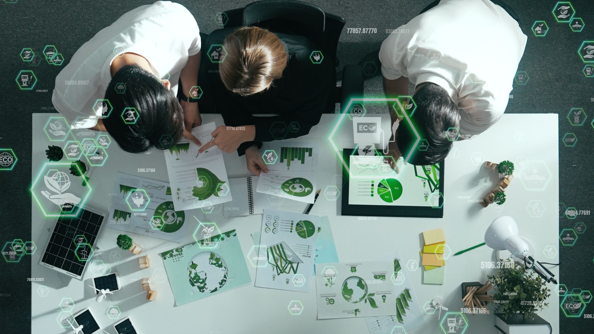 Top down view of business team discuss about using clean energy. Alimentation.